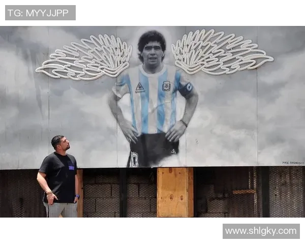 四大足球巨星的传奇之路：梅西、C罗、马拉多纳与贝利的巅峰时刻