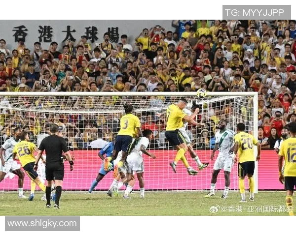 足球巨星亲临赛场现场观战引爆球迷热情掀起观赛狂潮