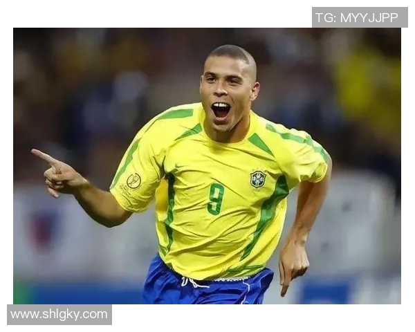 历史第一足球巨星巅峰之路:传奇背后的成就与影响 历史第一足球巨星巅峰之路:传奇背后的成就与影响